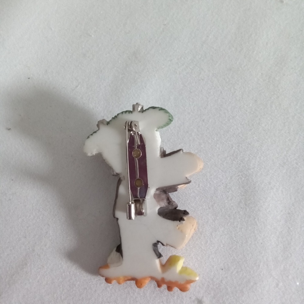 Vintage Autumn Cow Brooch Resin Fall Leaves Farm Animal Pin Green White Brown - Picture 2 of 3